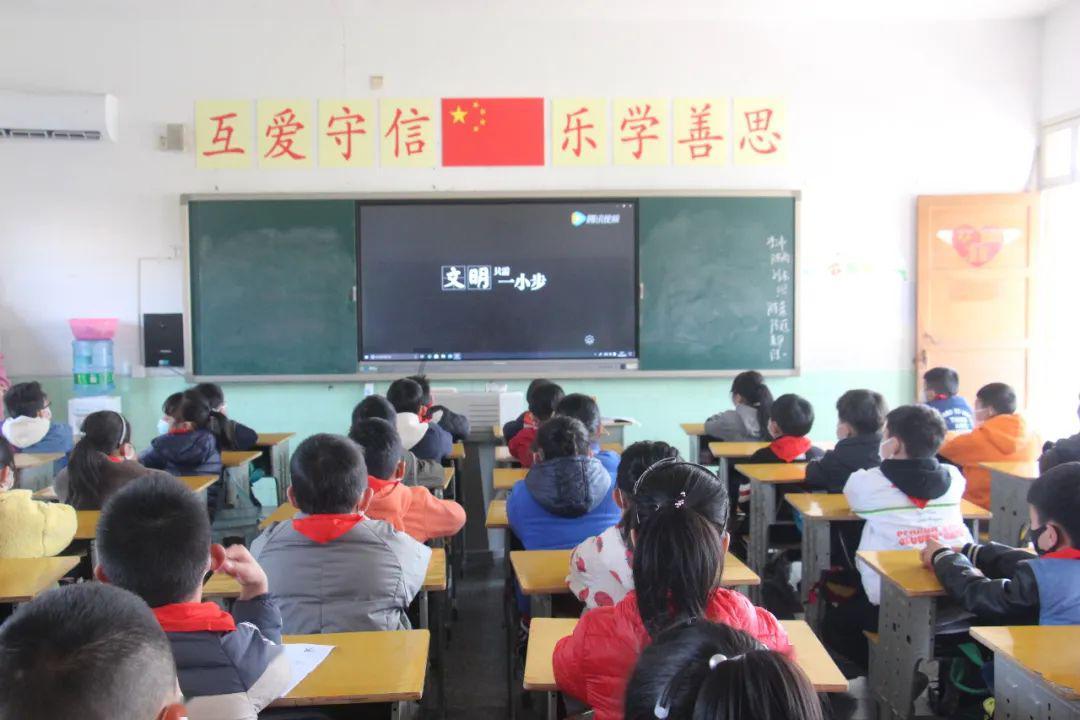 女乘客坐立不安险摔倒公交司机逆行闯红灯送医